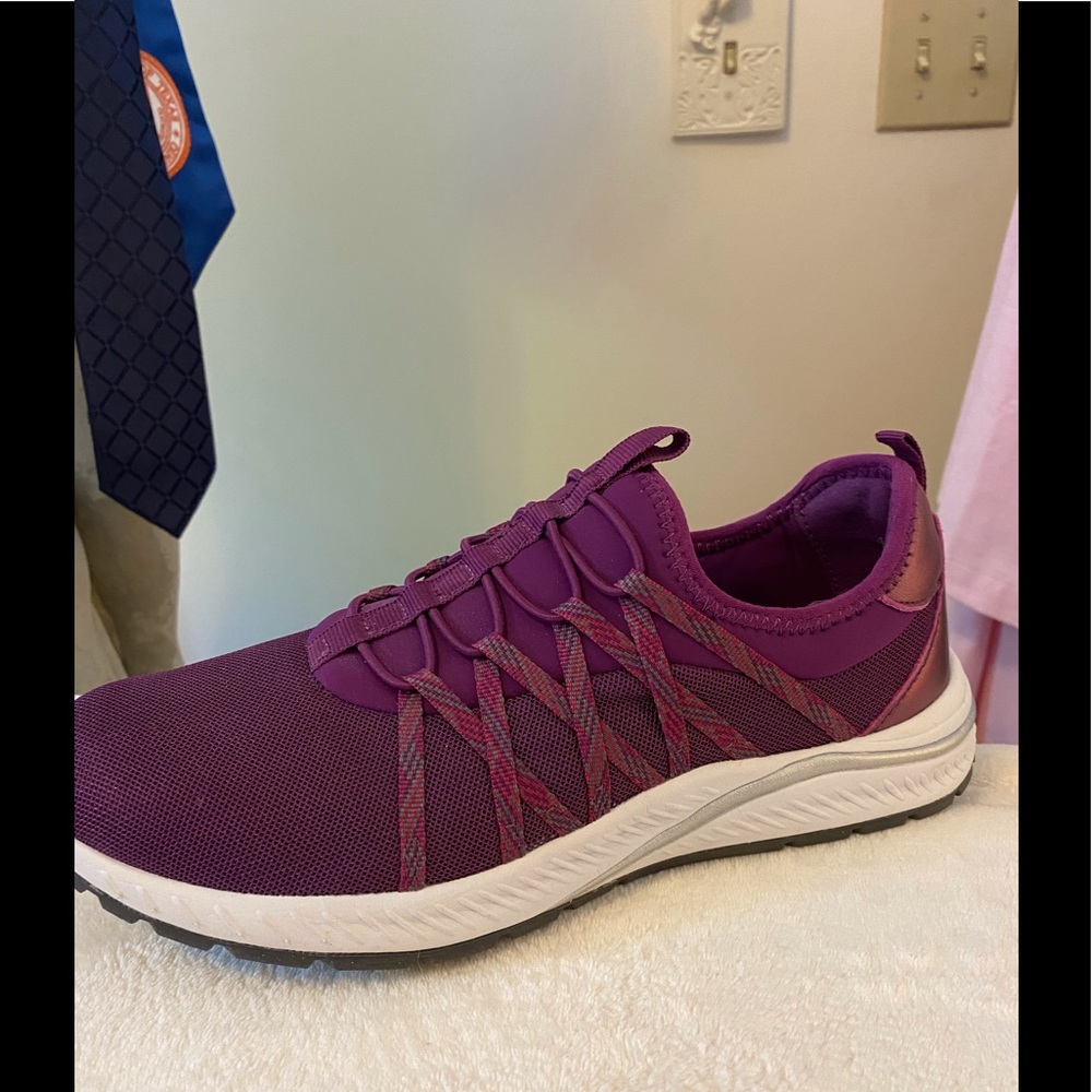 Easy Spirit anti-gravity sneaker. Purple. Size 10.